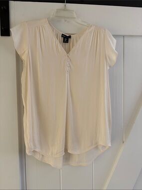 Jones New York Cream V-Neck Cap Sleeve Blouse